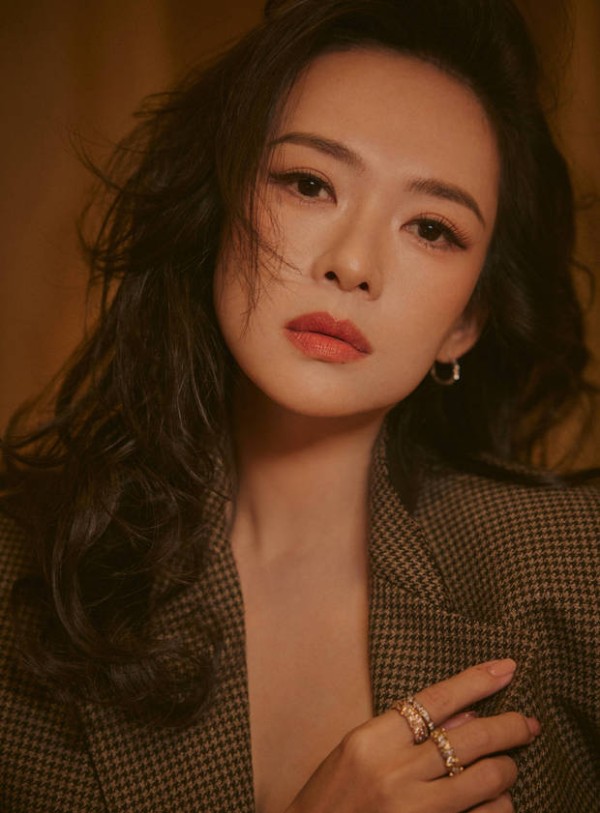 章子怡穿格纹西装,卷发衬红唇,冷艳又妩媚。