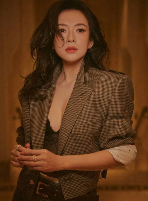 章子怡神态松弛又带着飒爽气场。