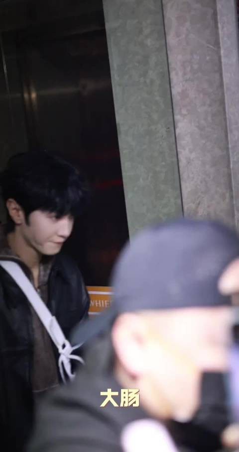 陈哲远大侦探上班路透，黑色皮衣➕卷毛 太帅了