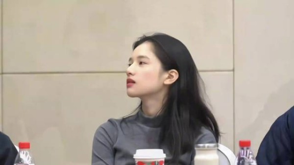 张婧仪素颜出镜展现原生美感