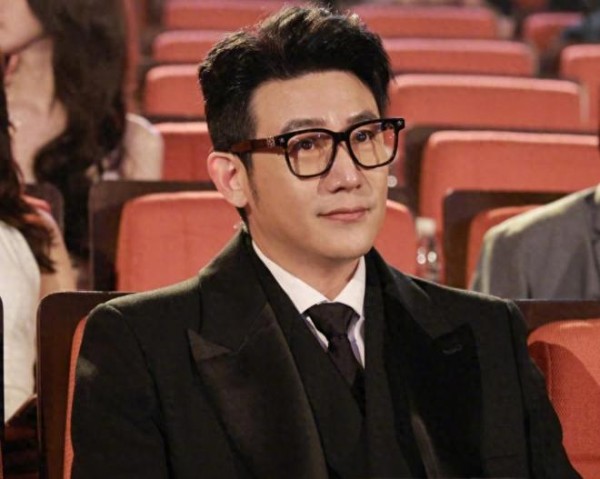 陆毅和鲍蕾二女儿“小叶子”，被指撞脸“陈都灵”，温柔又有气质