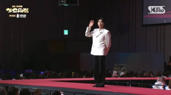 郑允浩走上红毯 .