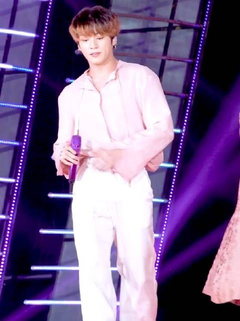 田柾国SBS歌谣大战直拍Boy with luv舞台回顾