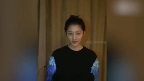 关晓彤19岁拒演傻白甜官宣恋情，七年蜕变终成红毯杀手