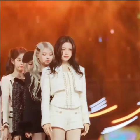 sbs年末舞台kya获赞珠宝颜值，造型如王子般闪耀