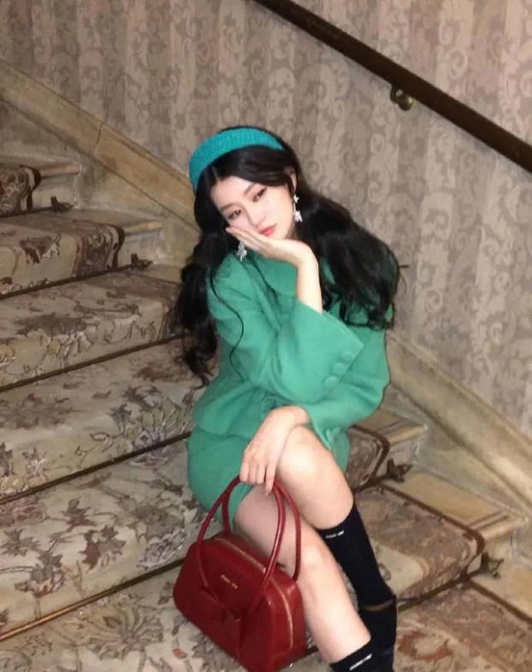 乔欣红绿撞色穿搭贵气千金范十足