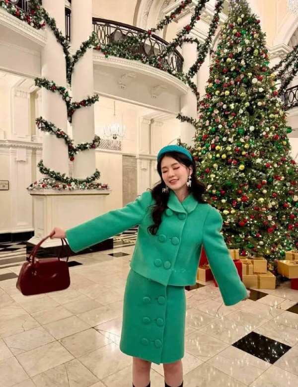 她的穿搭被网友评价“普通人穿显土，她穿显贵气”。