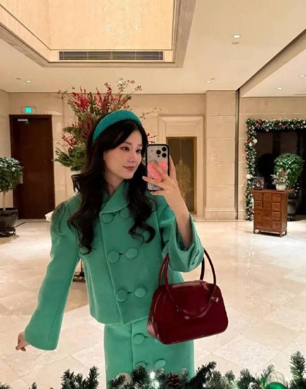 乔欣面部圆润饱满，神态舒展。