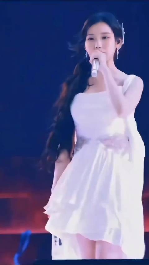 建议内娱跟韩国人好好学学，看看IU，格局打开，根本不带捂胸的