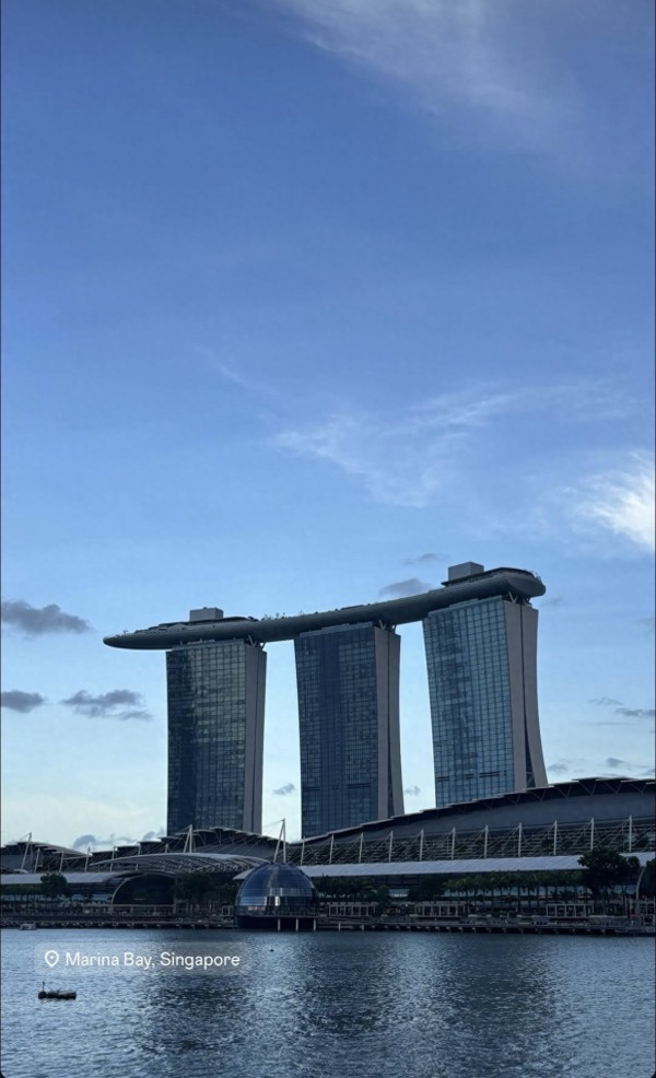 李连杰回新加坡过圣诞，抱狗与俩女儿在别墅庆祝，利智也在没露脸