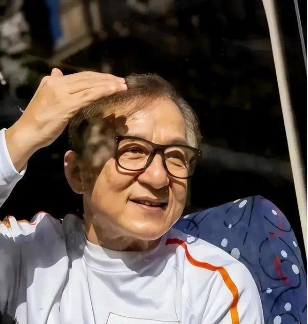 官媒对成龙的称呼变了！三字之差释放强烈信号，王晶真没说错