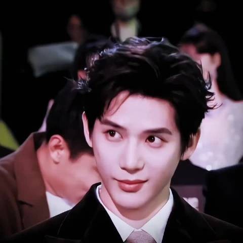 真的完全看不出来王安宇有160斤，整个人高高大大的很帅气