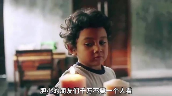 男孩思恋父亲太深，竟爬进了父亲的棺材里，不料父亲突醒了！