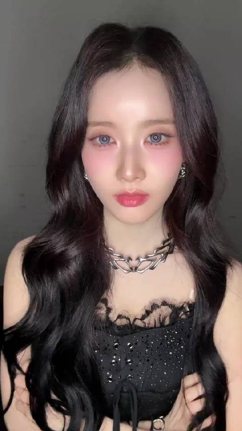 STAYC朴莳恩12月27日发布TikTok更新视频