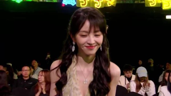 田曦薇上台领奖气场全开，走路贼带劲，女王范十足丨星光大赏