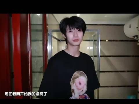 朱志鑫灯牌争议引TF家族新音现场混乱