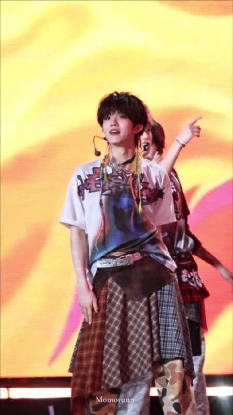 男孩跳波斯猫舞前模仿猫咪表情萌翻观众