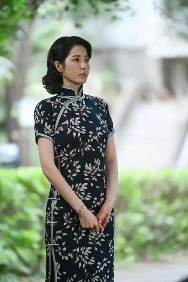 她长得好演技也好，49岁仍孑然一身，今靠《沉默的荣耀》再翻红
