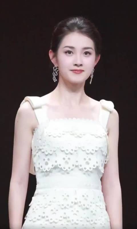 短国升咖最快的就是她了，原生脸确实耐看，综合实力突出