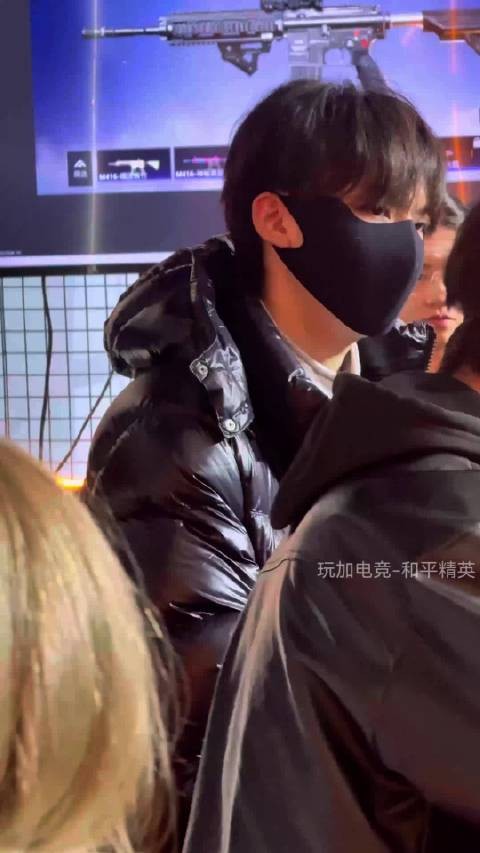 来看现场的小纯啦！今天穿的很暖哦！