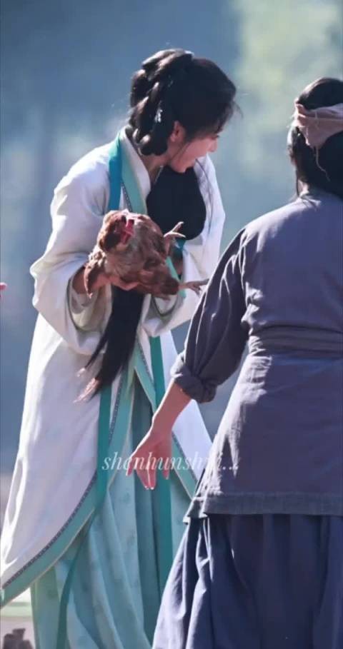 田曦薇抓鸡路透，看上去她好快乐啊，提天选种田文女主来着