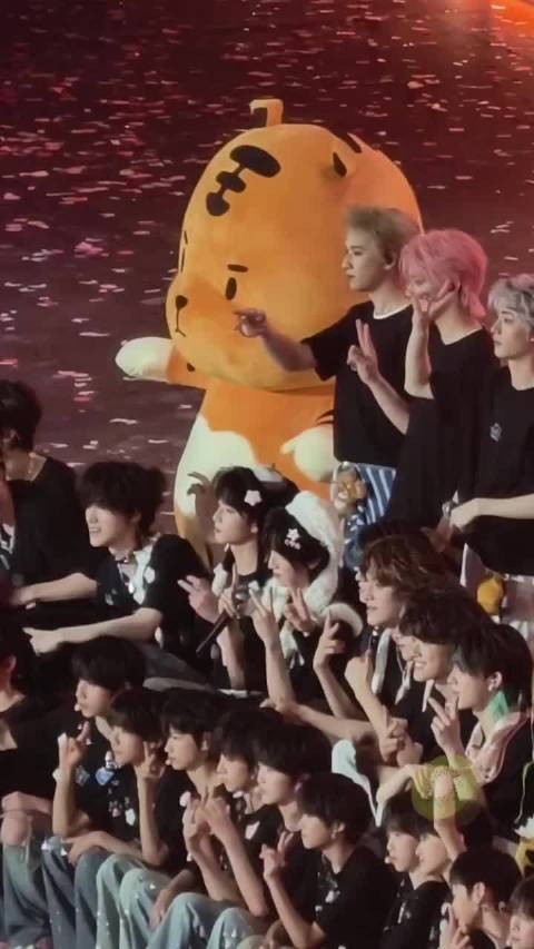 严浩翔要求玩偶配合镜头,饭撒标准严格