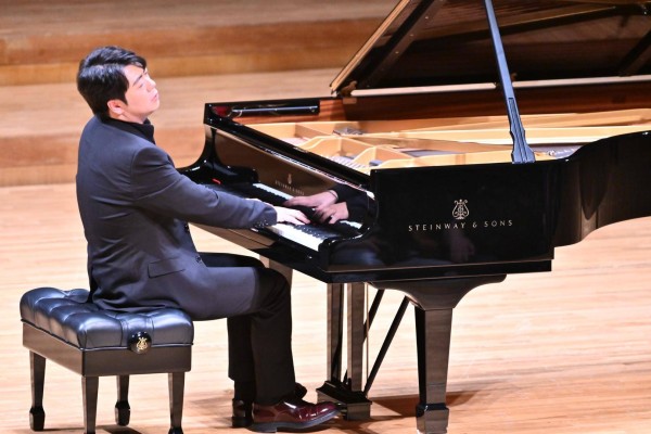 致敬已故恩师、融入熊猫元素,郎朗成都新年音乐会温情上演