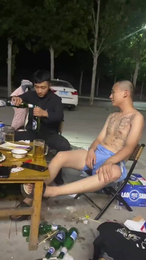 有卧龙的地方 必有凤雏，能坐在一起喝酒是有原因的