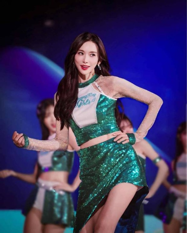 搜狐娱乐讯 27日，51岁林志玲现身篮球场穿啦啦队服跳女团舞，身材纤瘦有型，表情妩媚迷人，状态似花季少女！