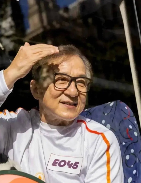 成龙自曝父子相处日常，一年通话一次后悔当初管教严