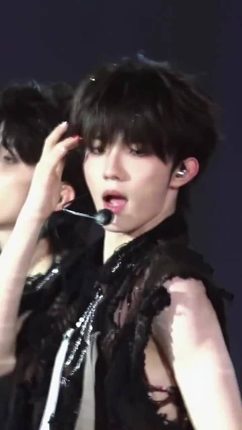 苏新皓新年音乐会即兴处理掉袖引爆全场