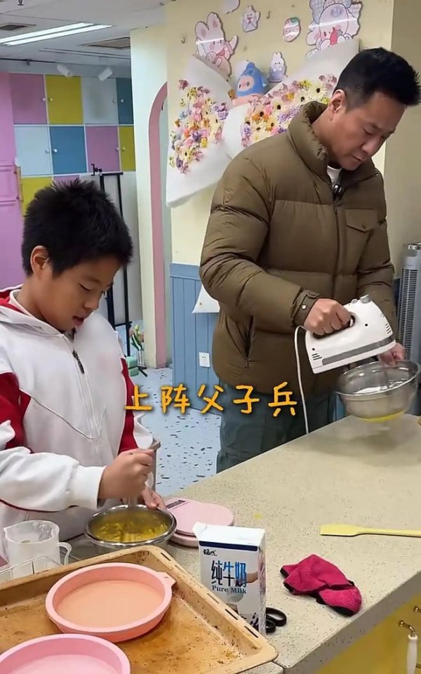 连奕名为老婆过46岁生日，杨若兮素颜照曝光惹争议，脸肿到不敢信