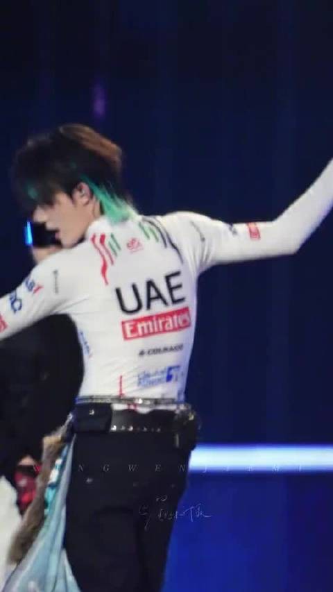 苏新皓《Hey Mama》直拍舞台展现三代全能ACE实力