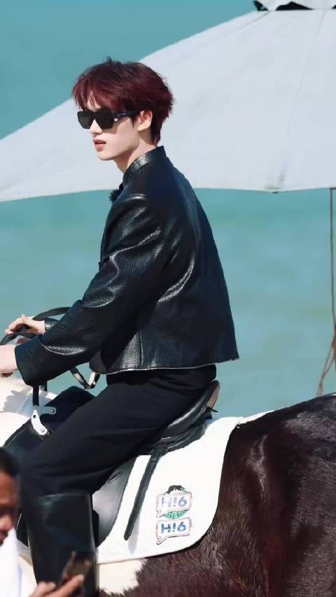 丁程鑫仰头瞬间引热议,你好星期六团建路透曝光