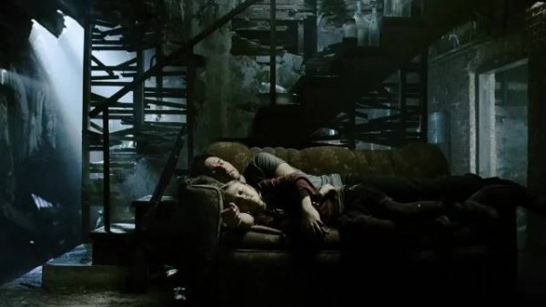 外星人入侵地球，阿汤哥拿起斧头保护小女儿