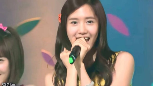 少女时代-GEE 站在旁边那位,她的腿受伤了,所以不能跳舞,只能站在一边唱歌