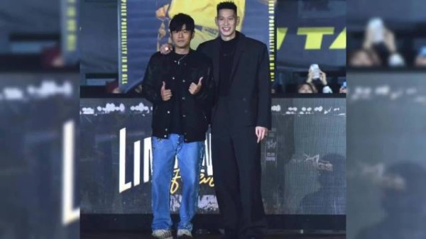 林书豪在新北国王主场的7号球衣退役仪式,神秘嘉宾是周杰伦