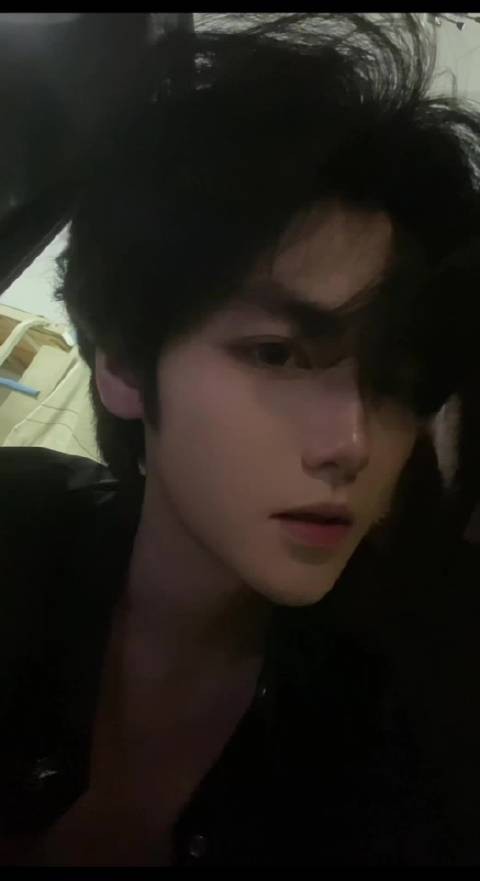 我是那种特别想立忧郁人设 但是看见抽象文案就会忍不住复制粘贴的那种人