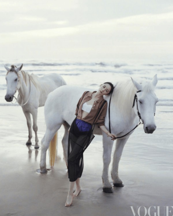 杨幂轻靠白马身侧,姿态放松自然。