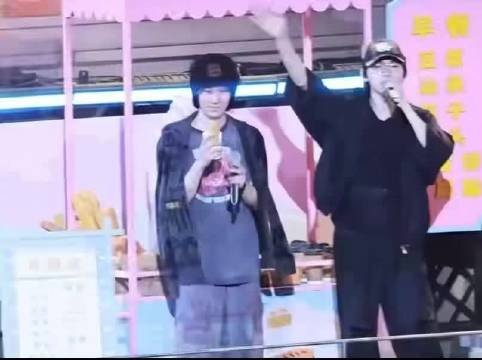 宋亚轩张真源跨晚合唱豆浆油条,与王嘉尔合作舞台引期待