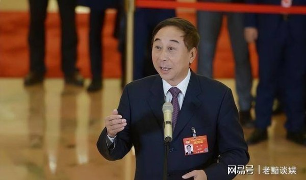 冯巩再惹争议，当上曲协主席一年多了，除了拍短视频啥动静都没有