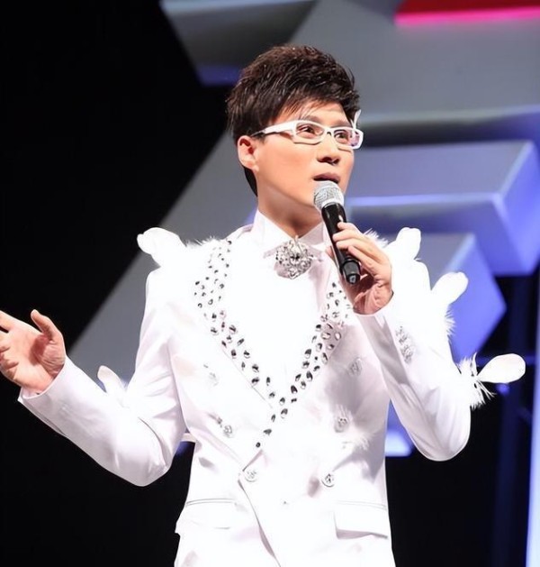 他是广东知名主持人，32岁娶了女老师，如今女儿接班主持为他争光