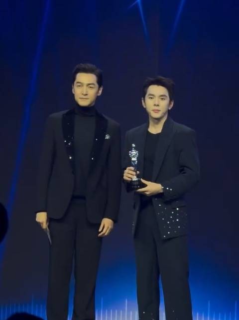 李佳琦颁奖现场夸赞胡歌演技,胡歌害羞回应