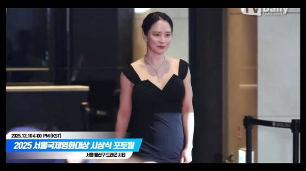 宋智孝出席首尔国际电影大赏颁奖典礼,获得最佳演员奖