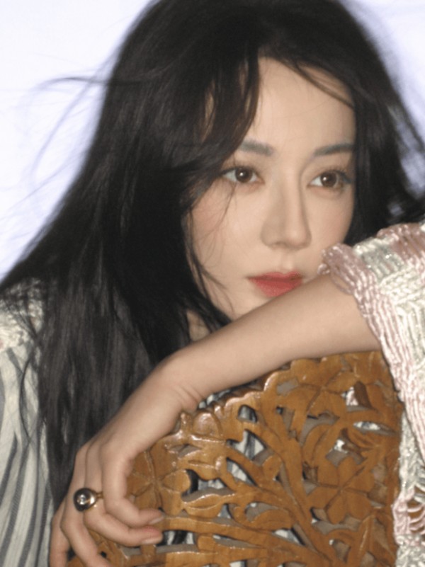 迪丽热巴近景出镜，冷艳与柔感交织的氛围格外吸睛。