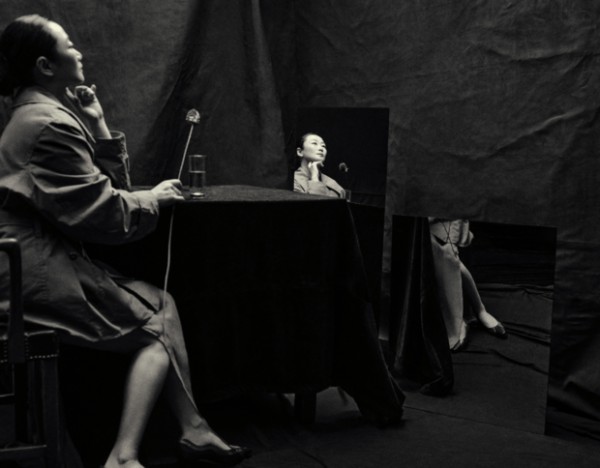 赵涛与镜子里缩小版的自己同框，姿态慵懒又具张力。