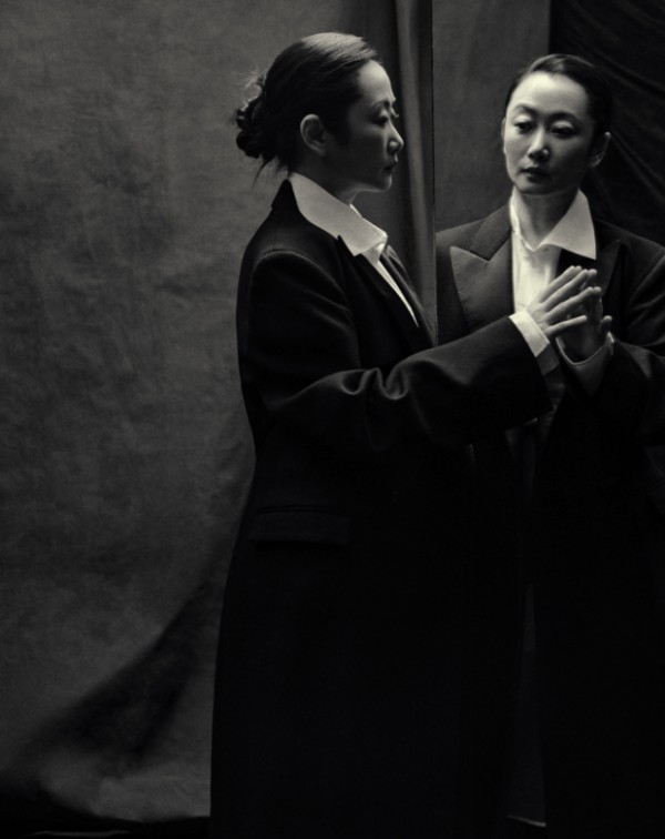 赵涛西装装扮利落冷艳，互动姿态添了叙事感。