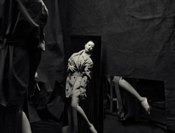 赵涛肢体舒展灵动，黑调布景添了复古质感。