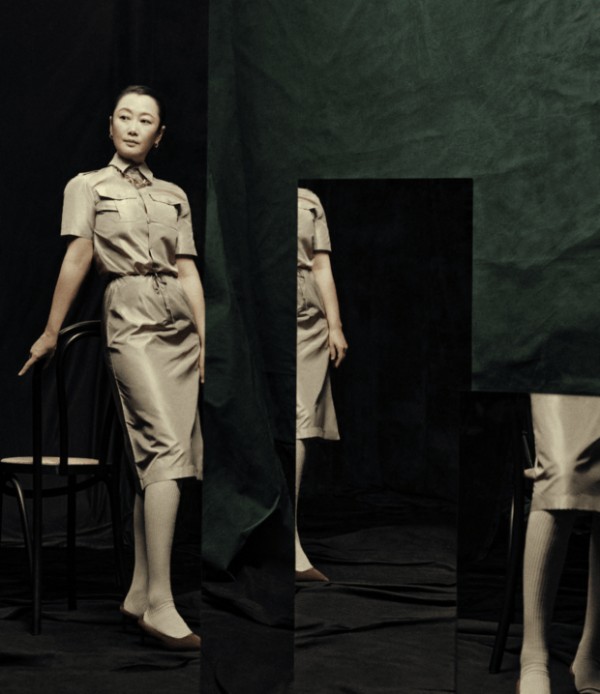 赵涛与镜中镜像形成呼应，神态轻缓舒展。