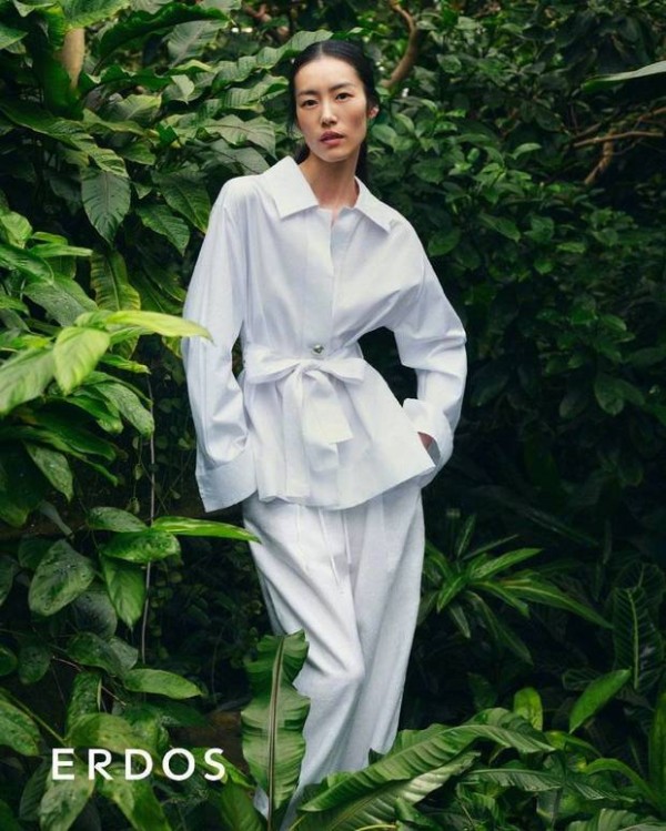 搜狐娱乐讯 近日,一组刘雯在英国皇家植物园中的大片曝光。